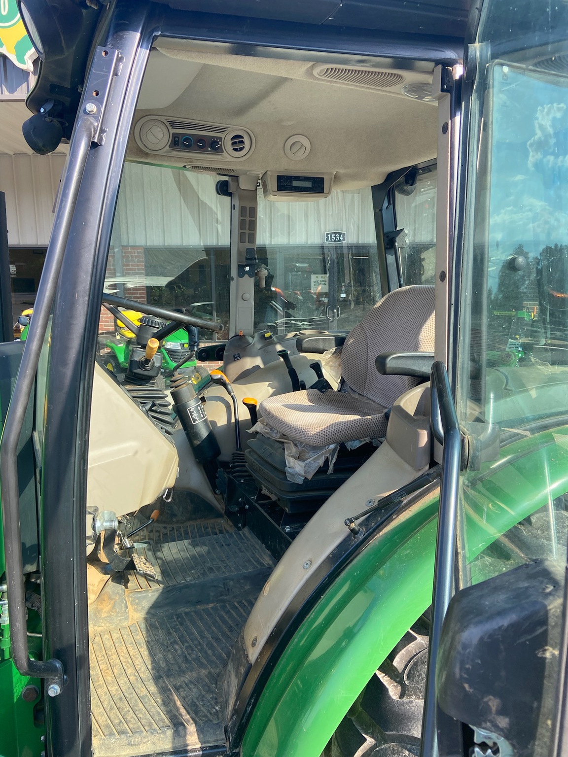 2018 John Deere 5075E Image 8