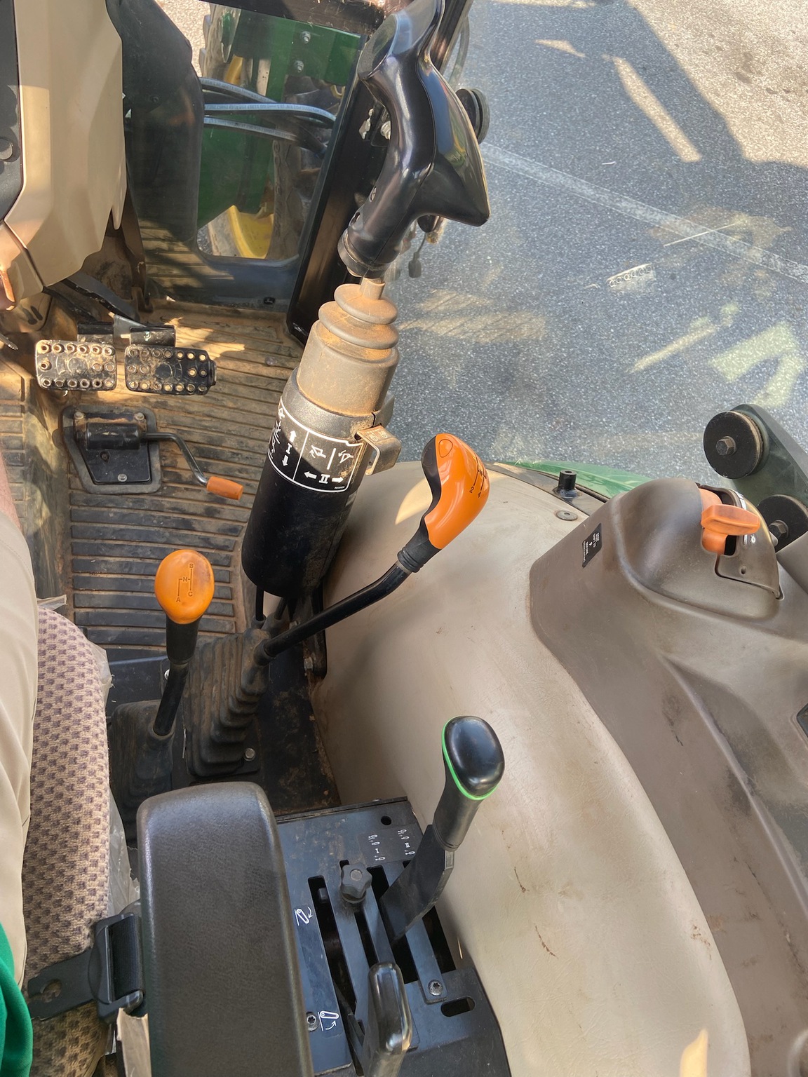 2018 John Deere 5075E Image 10