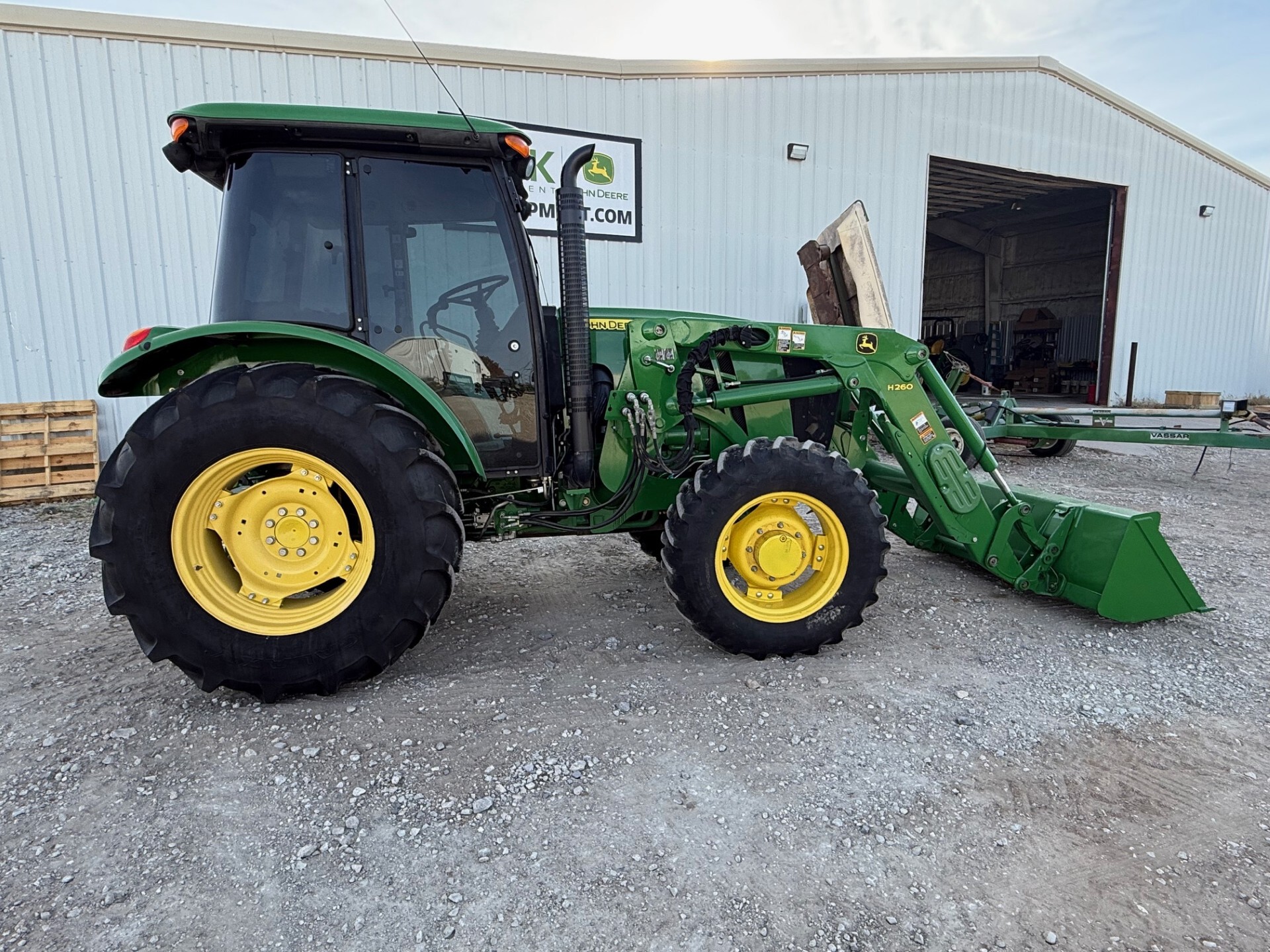 2015 John Deere 5100E Image 1