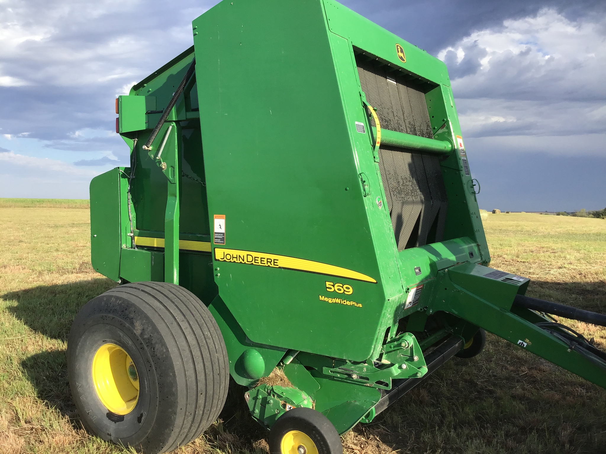 2014 John Deere 569 Image 1