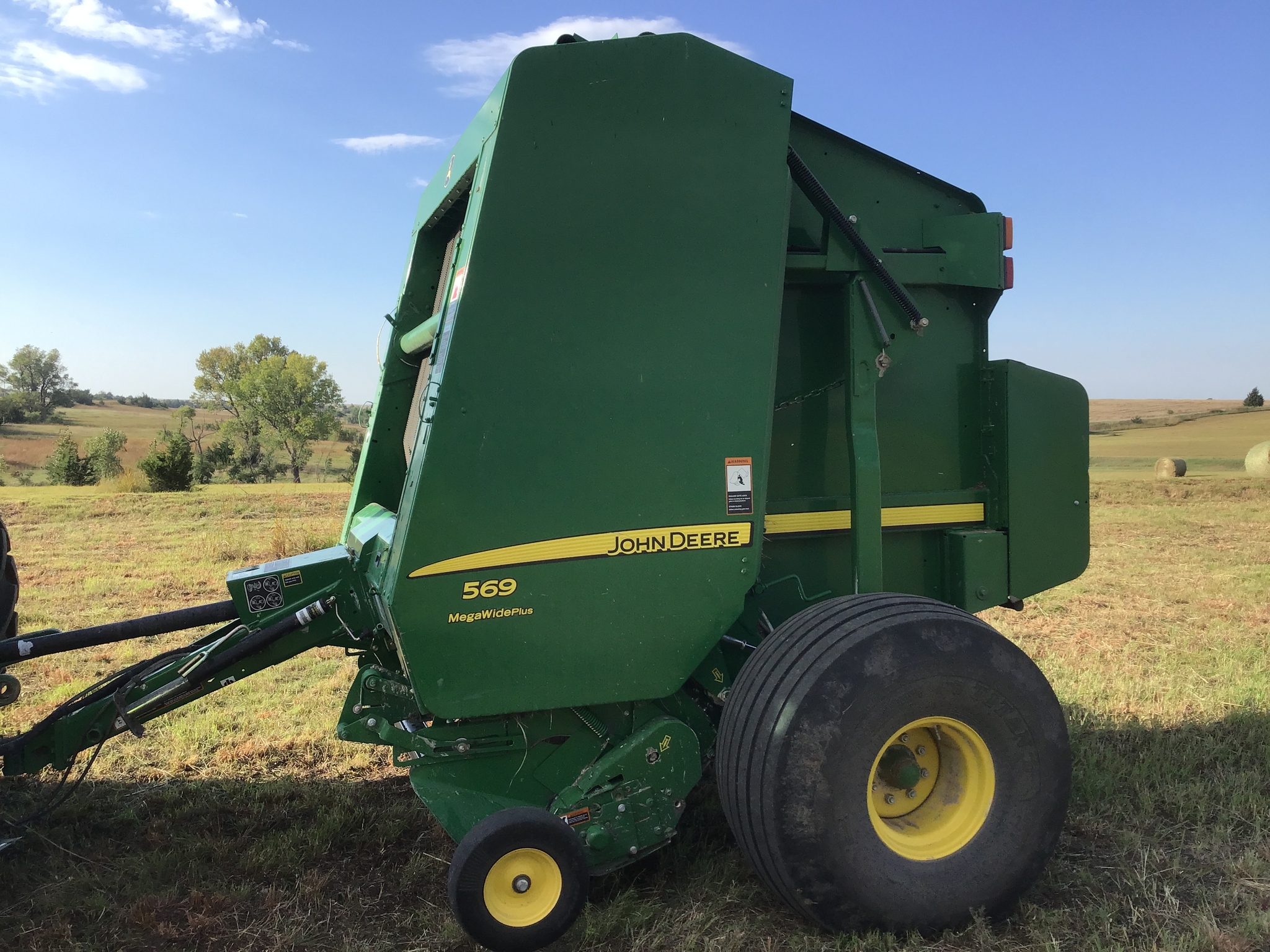 2014 John Deere 569 Image 2