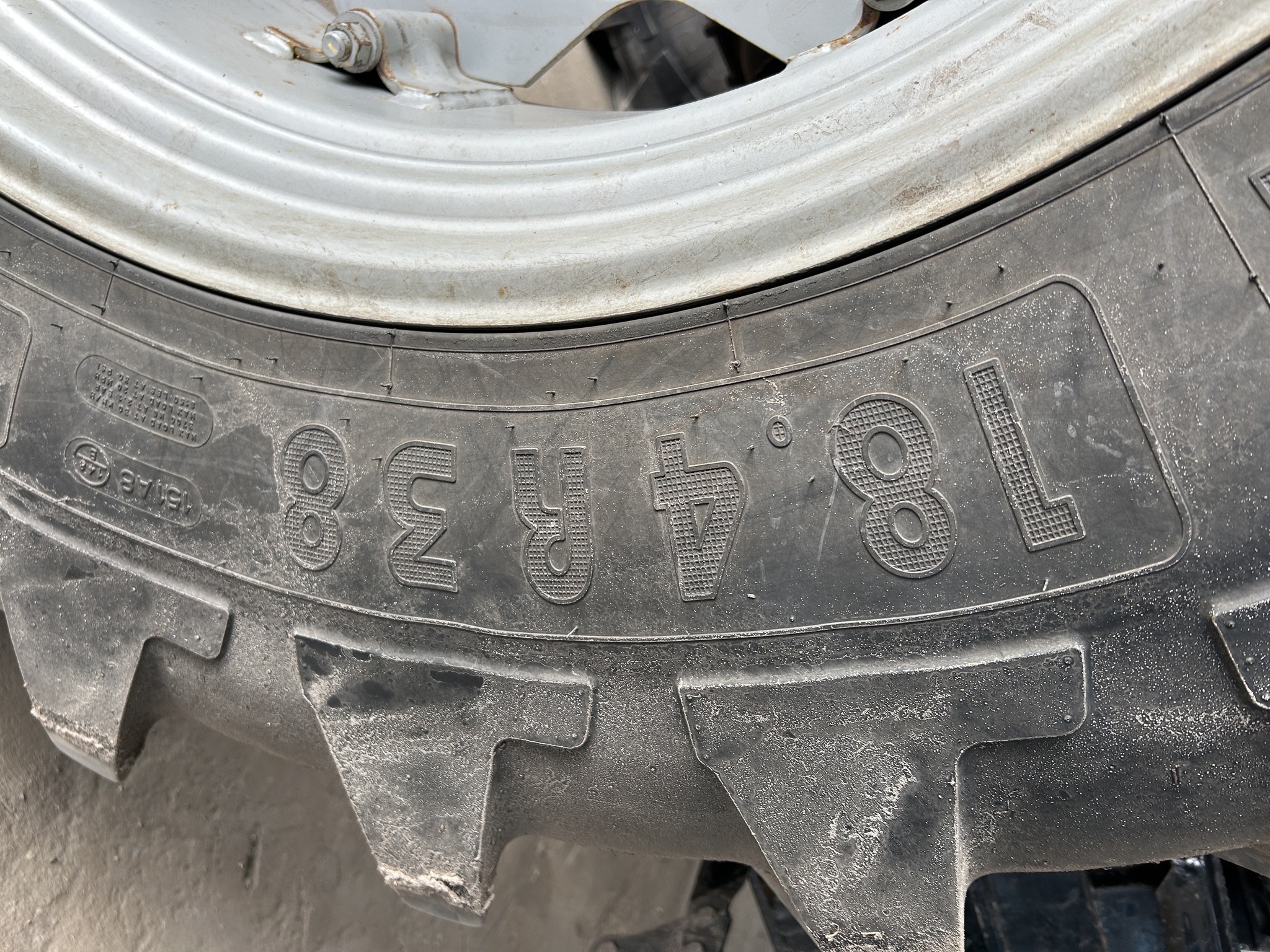 2020 Massey Ferguson 5712SL Classic Image 4