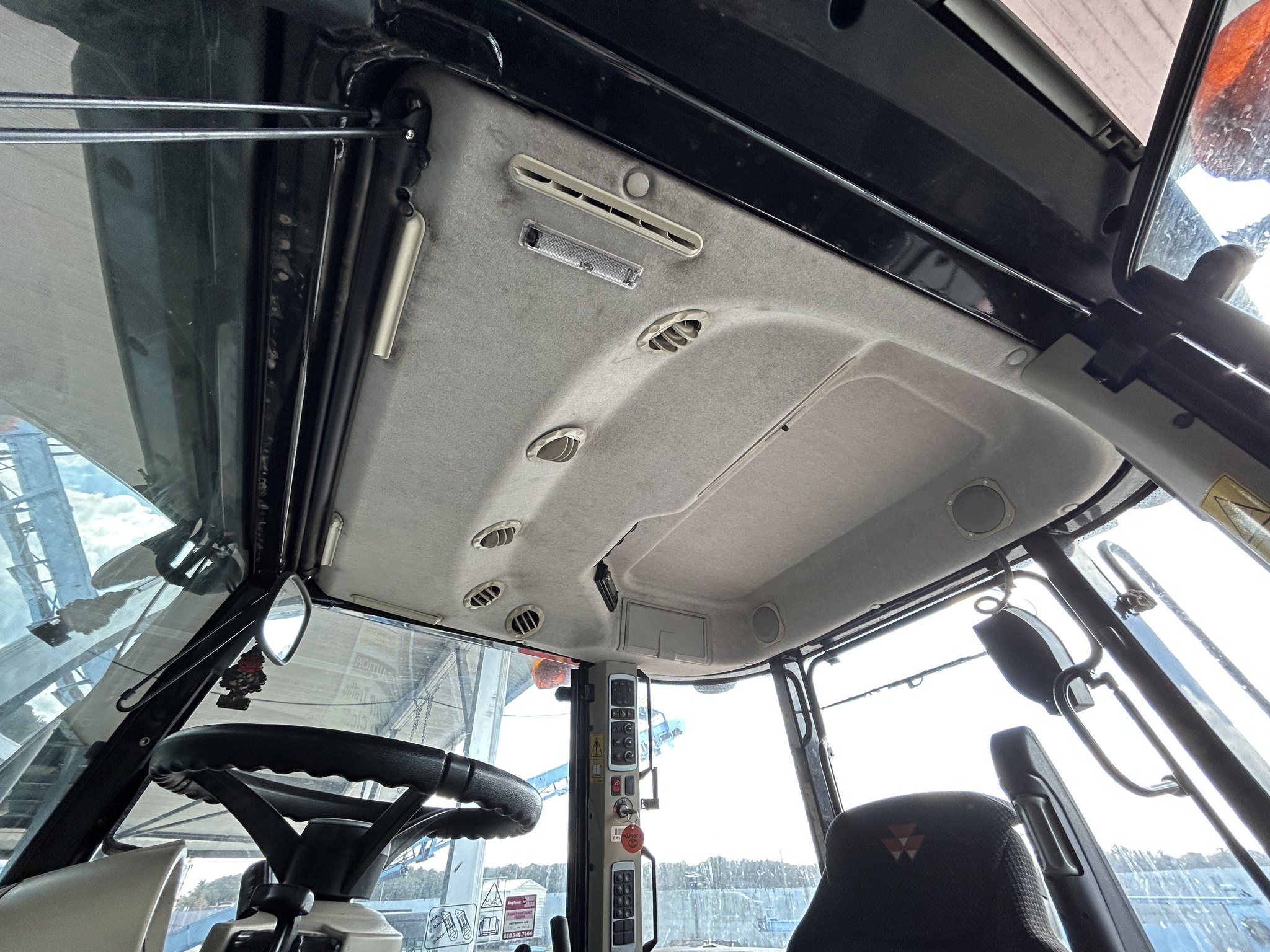 2020 Massey Ferguson 5712SL Classic Image 15