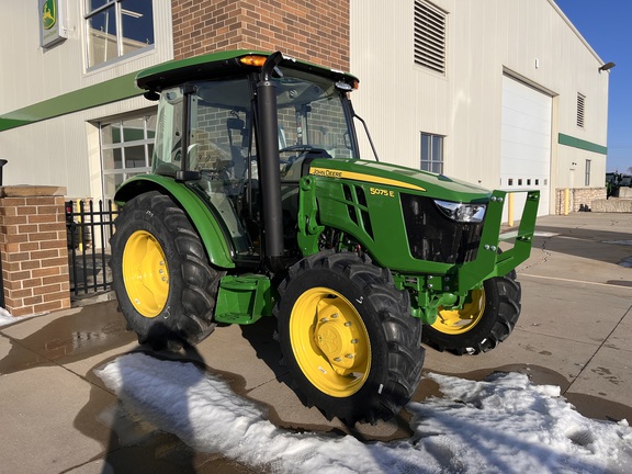 2025 John Deere 5075E - Photo4