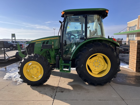 2025 John Deere 5075E - Photo9