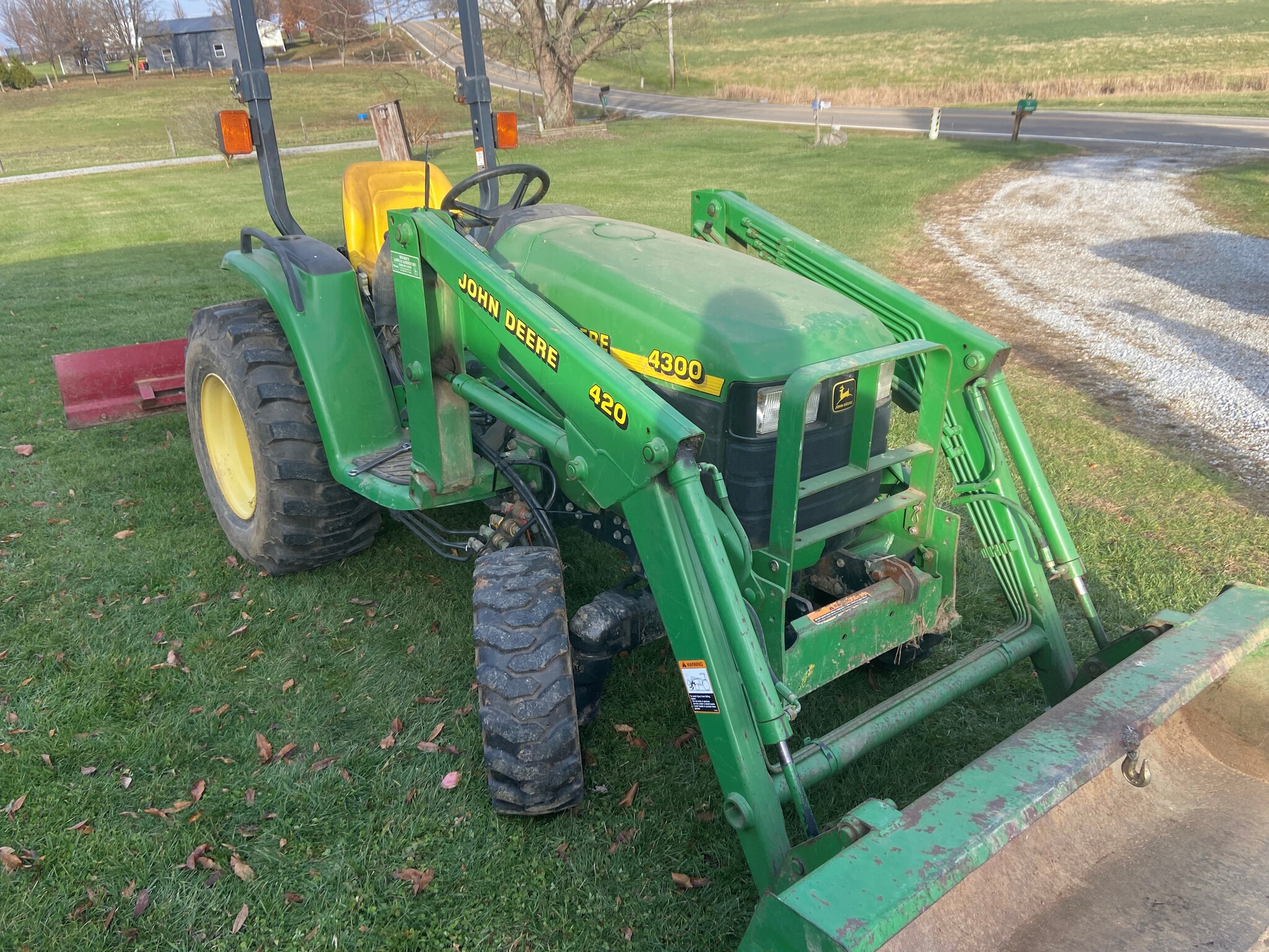 2001 John Deere 4300 Image 2