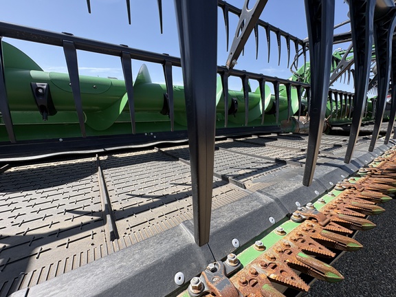 Used 2025 John Deere HDR 35 Combine Platforms at Horizon Ag & Turf in Lloydminster, AB - Photo15