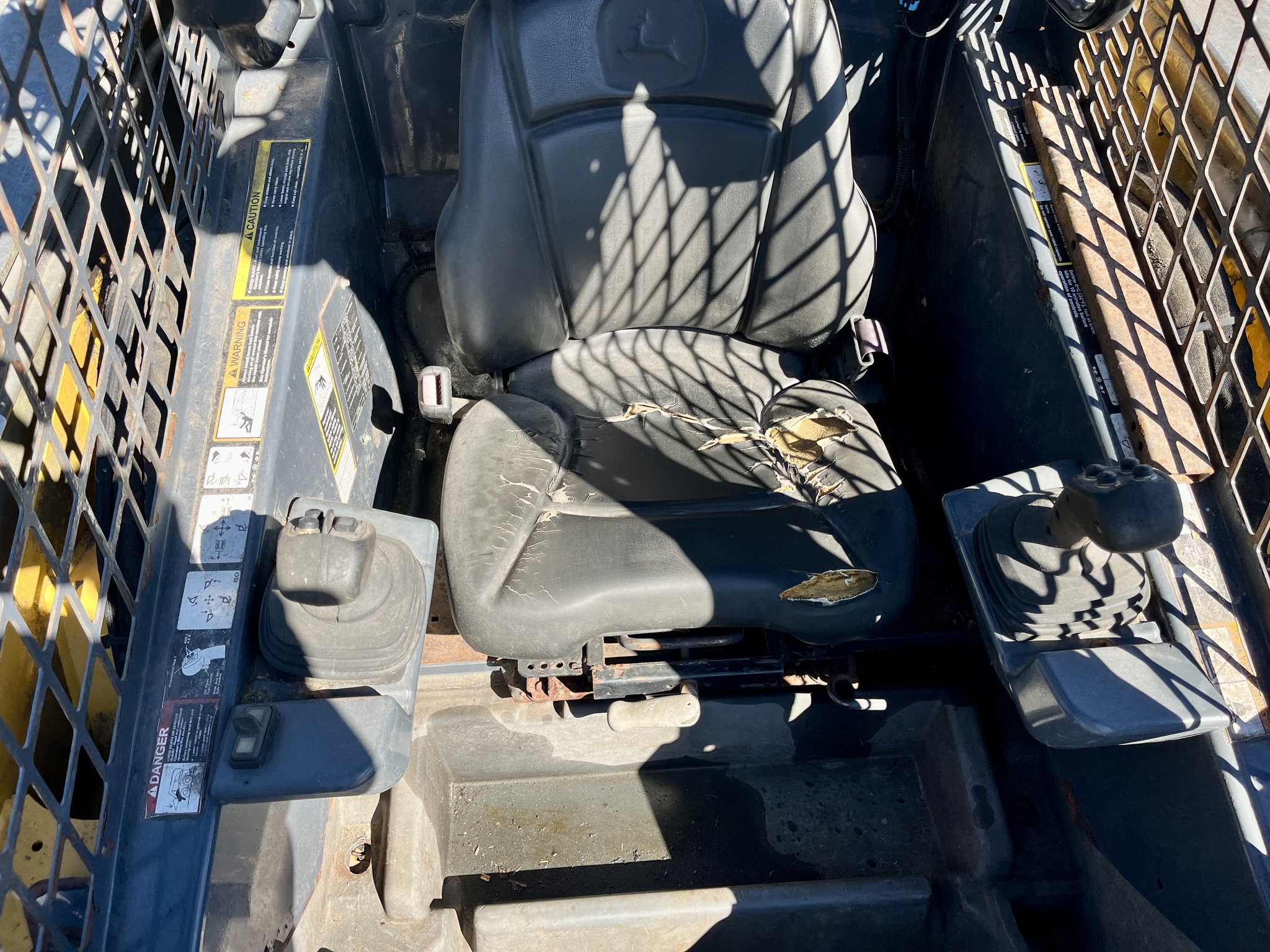 2014 John Deere 329E Image 2