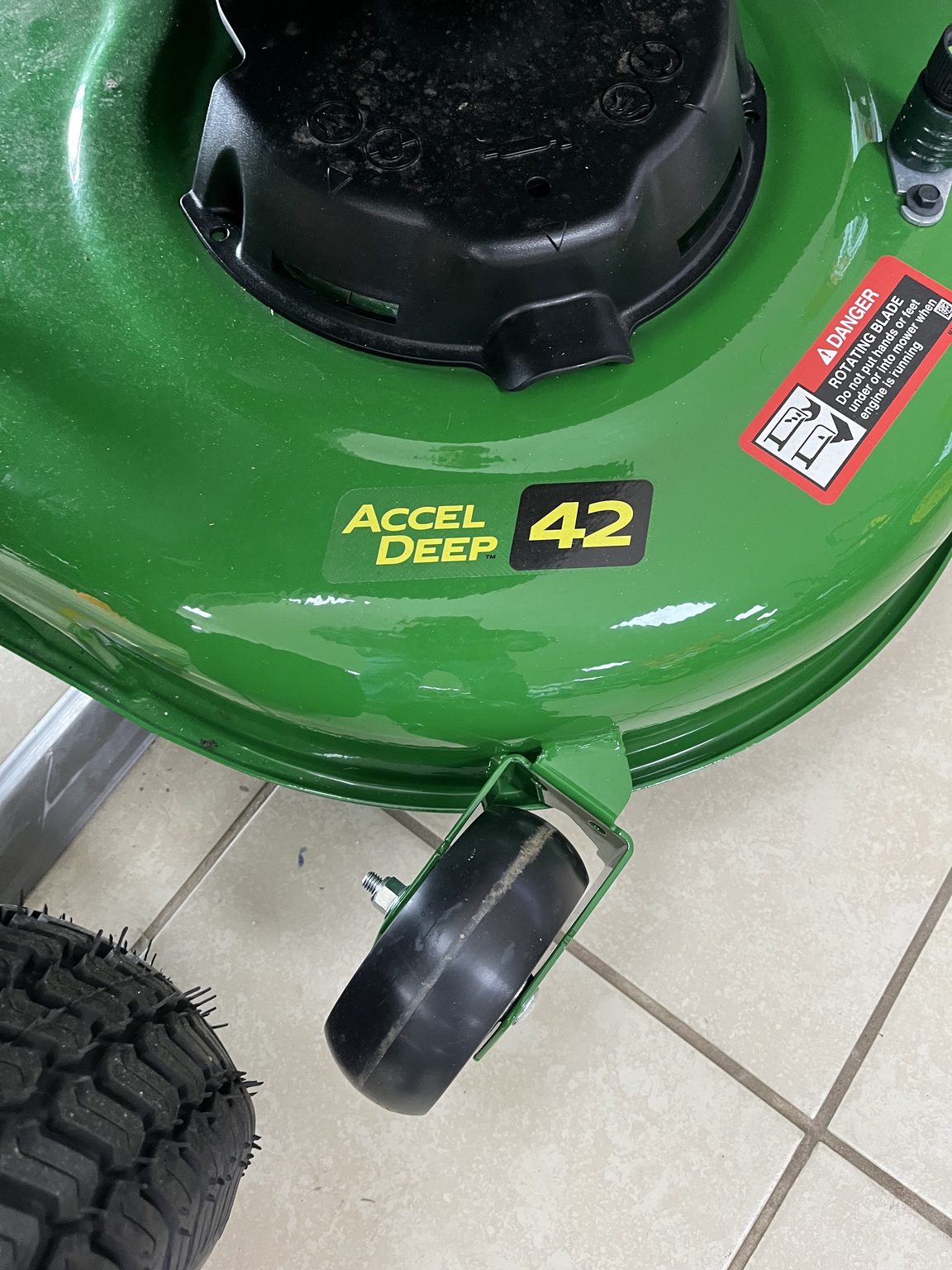 2025 John Deere X370 Image 2