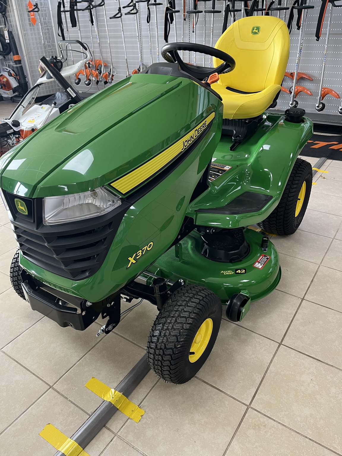 2025 John Deere X370 Image 5