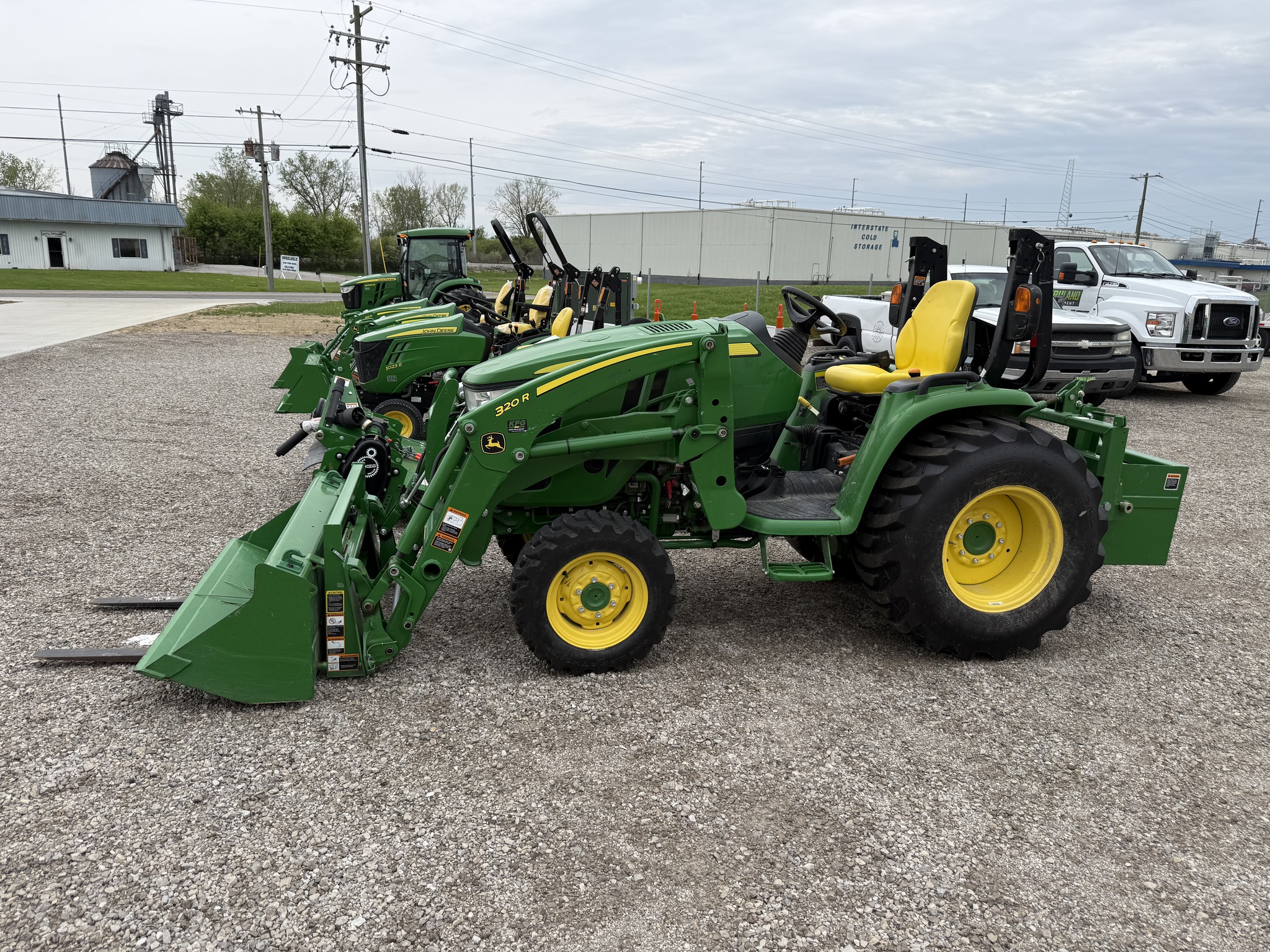 2022 John Deere 3033R Image 1