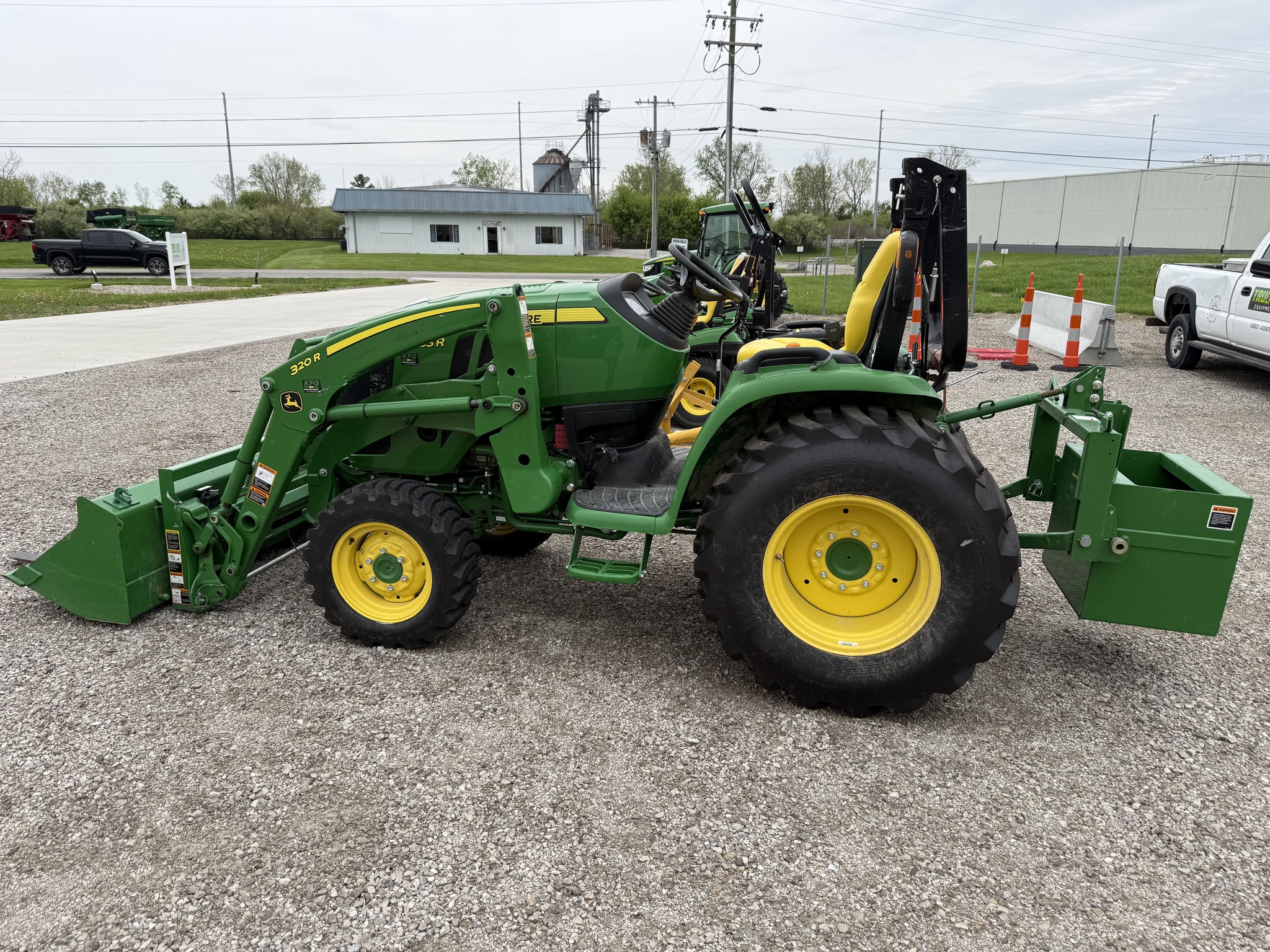 2022 John Deere 3033R Image 2