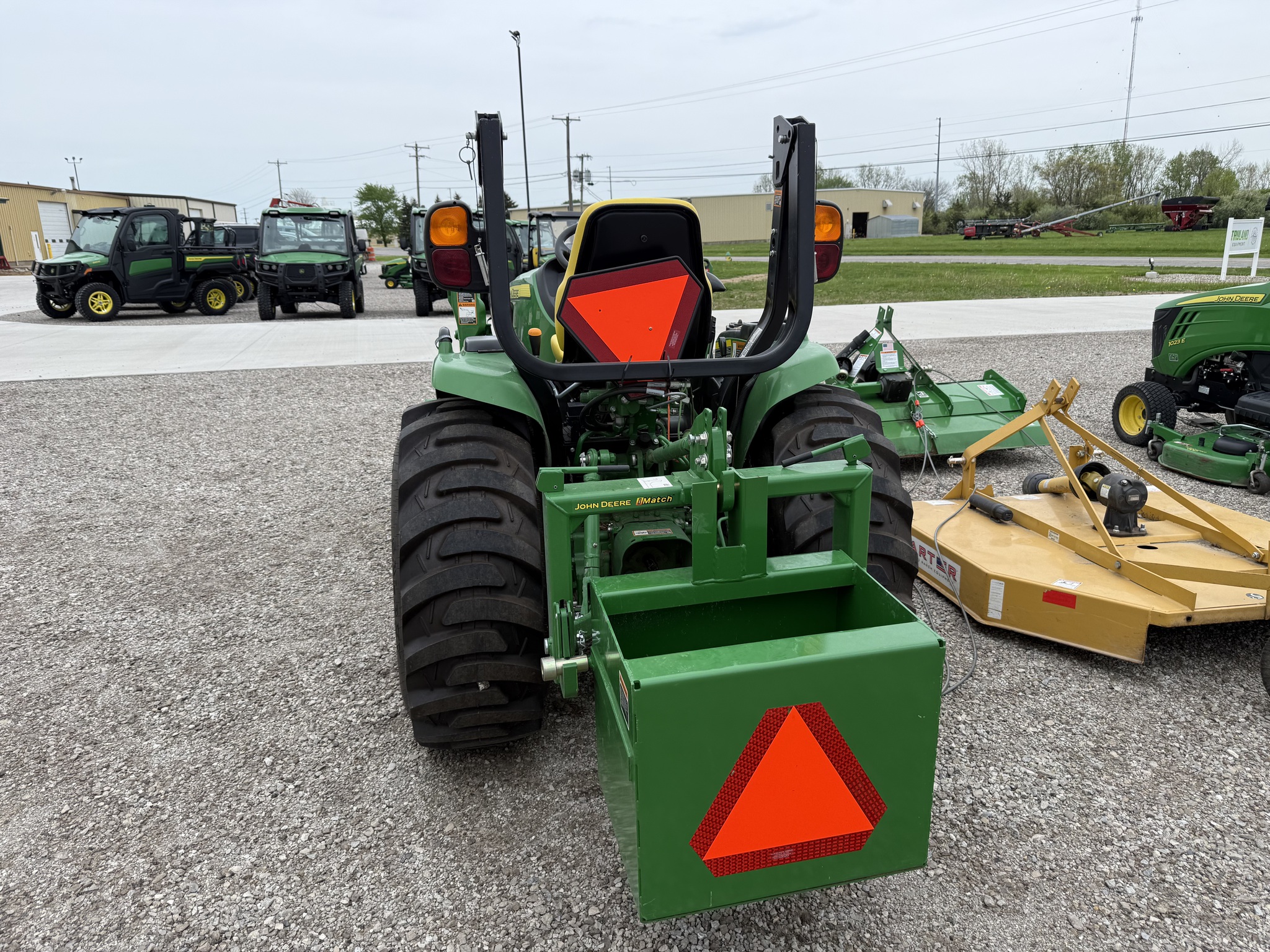 2022 John Deere 3033R Image 4