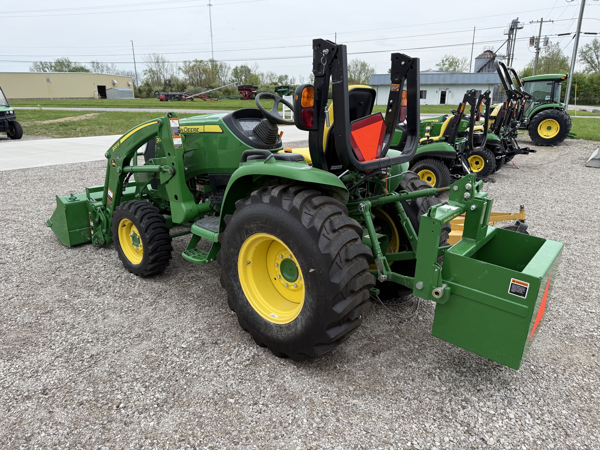 2022 John Deere 3033R Image 3