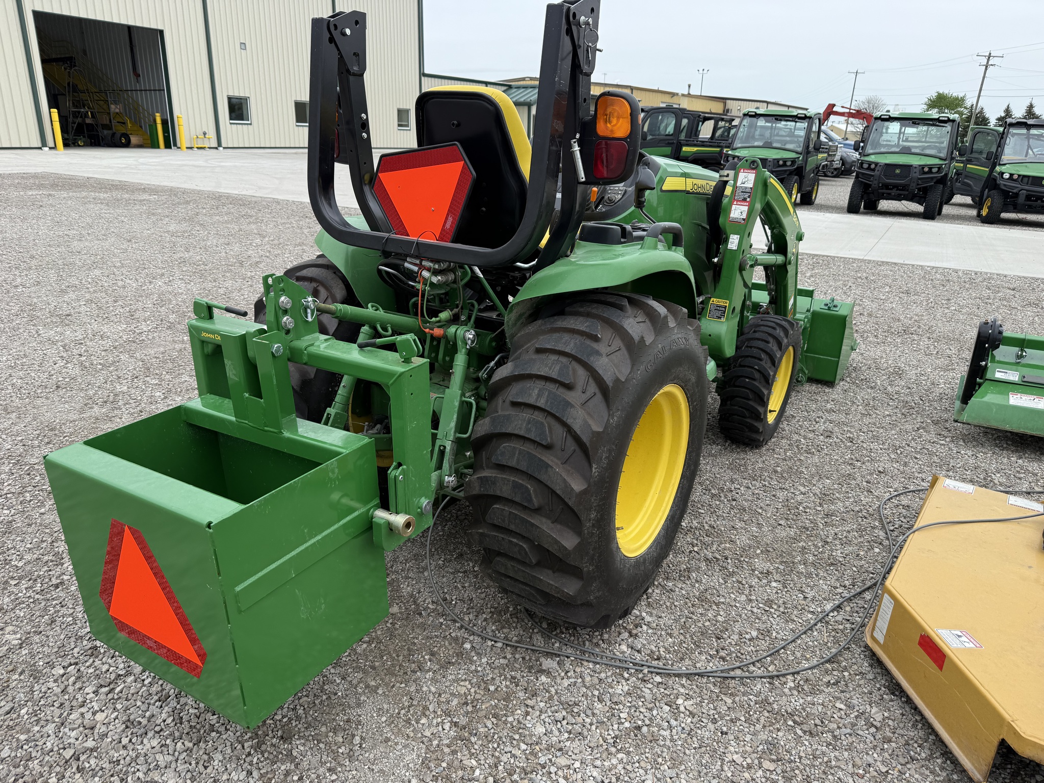 2022 John Deere 3033R Image 5