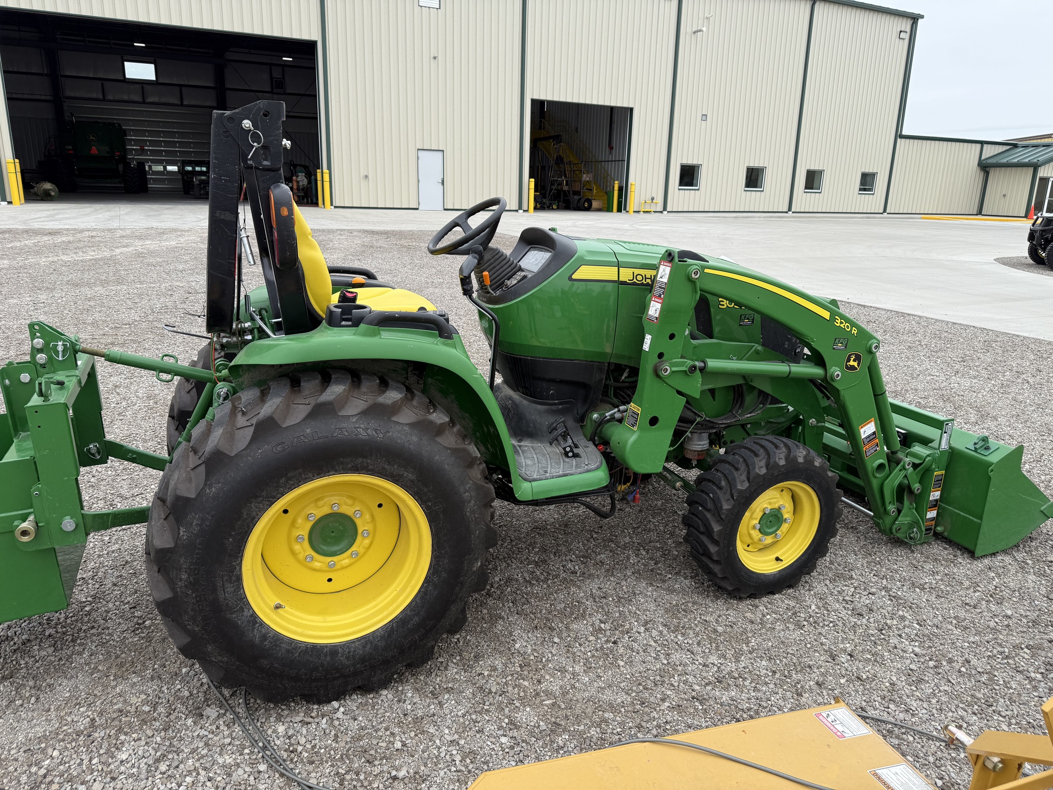 2022 John Deere 3033R Image 6
