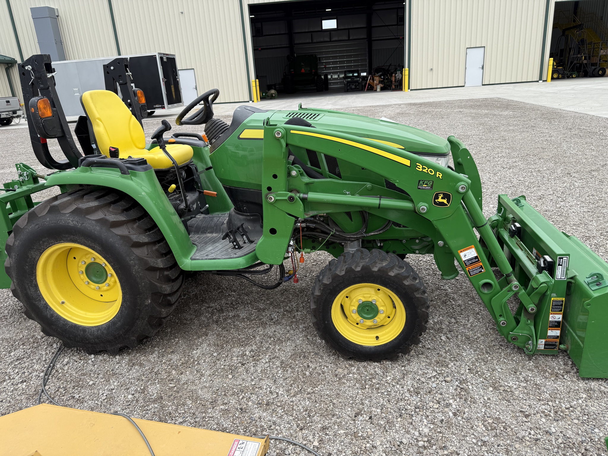 2022 John Deere 3033R Image 7