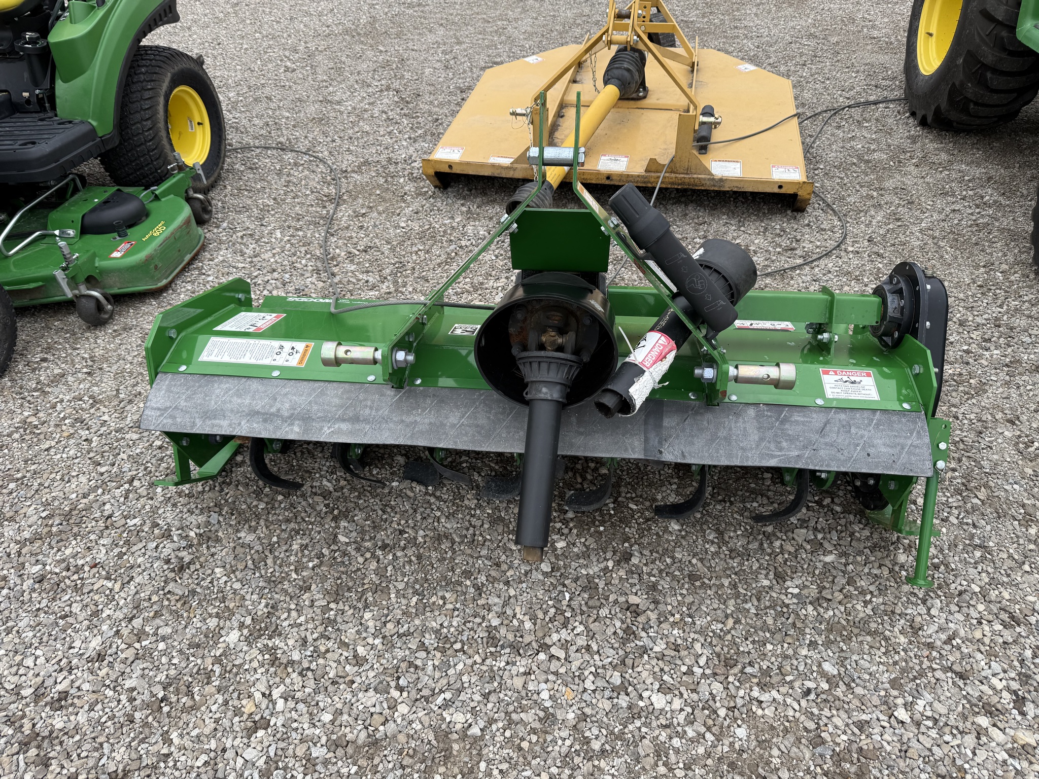 2022 John Deere 3033R Image 12