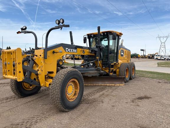 Photo of a 2022 John Deere 772G