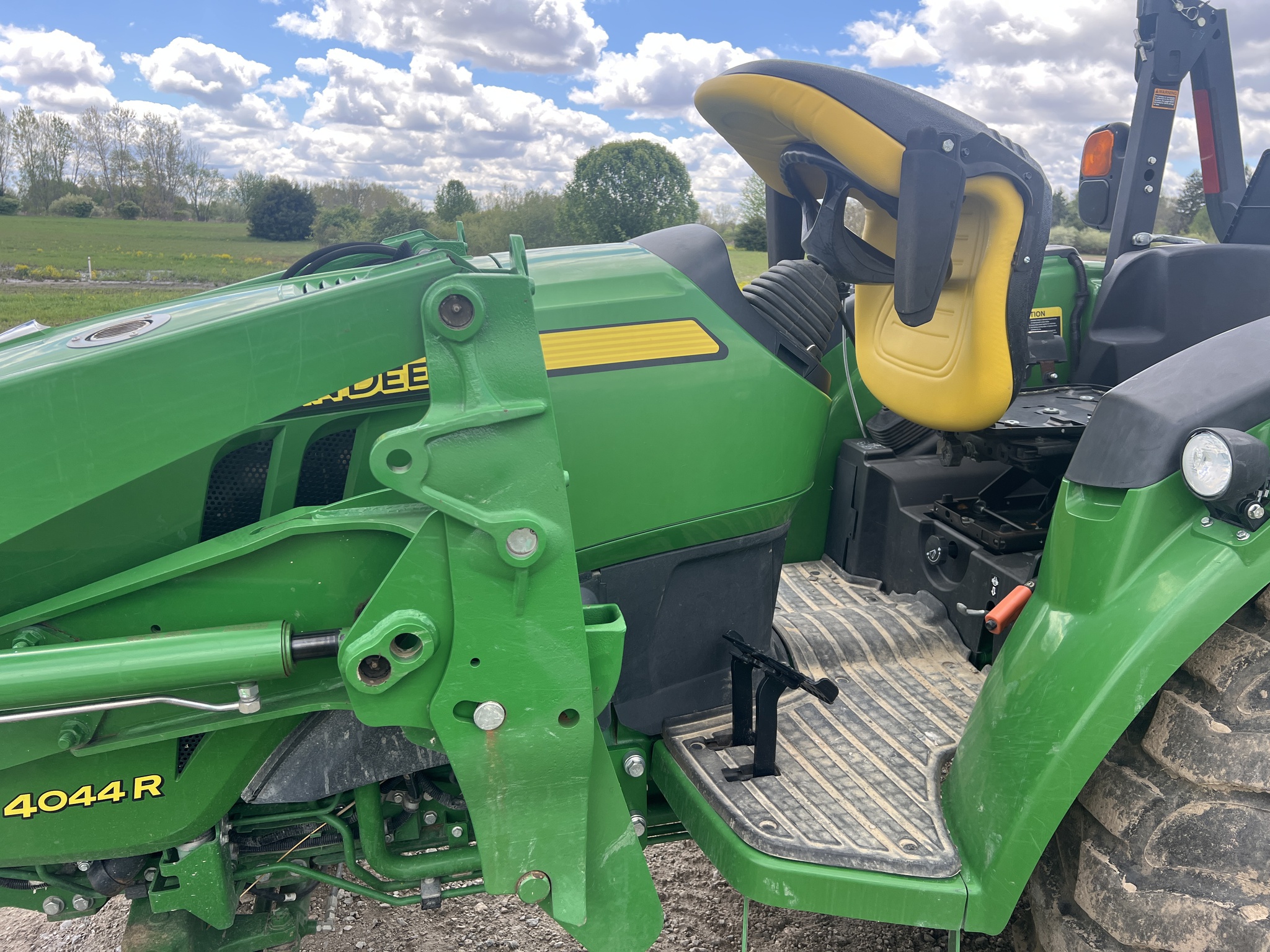 2016 John Deere 4044R Image 4