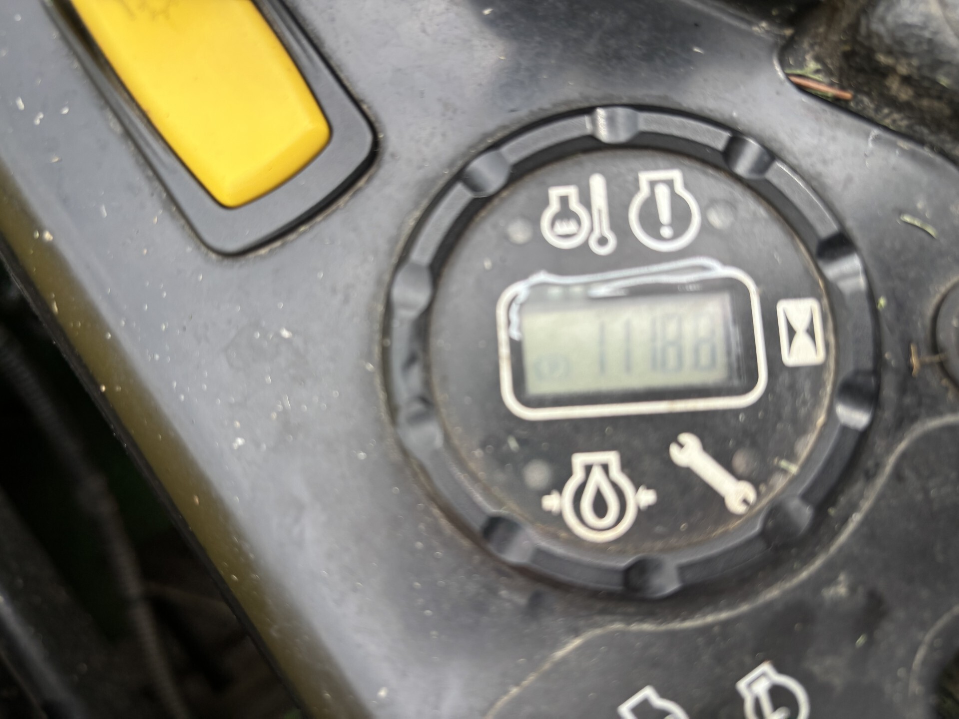 Used 2019 John Deere Z950M Zero Turn Mowers at Koenig Equipment in Germantown, OH - PhotoXL4