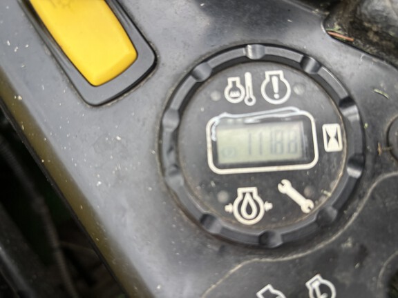 Used 2019 John Deere Z950M Zero Turn Mowers at Koenig Equipment in Germantown, OH - Photo4