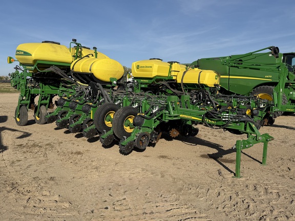  John Deere 1775NT