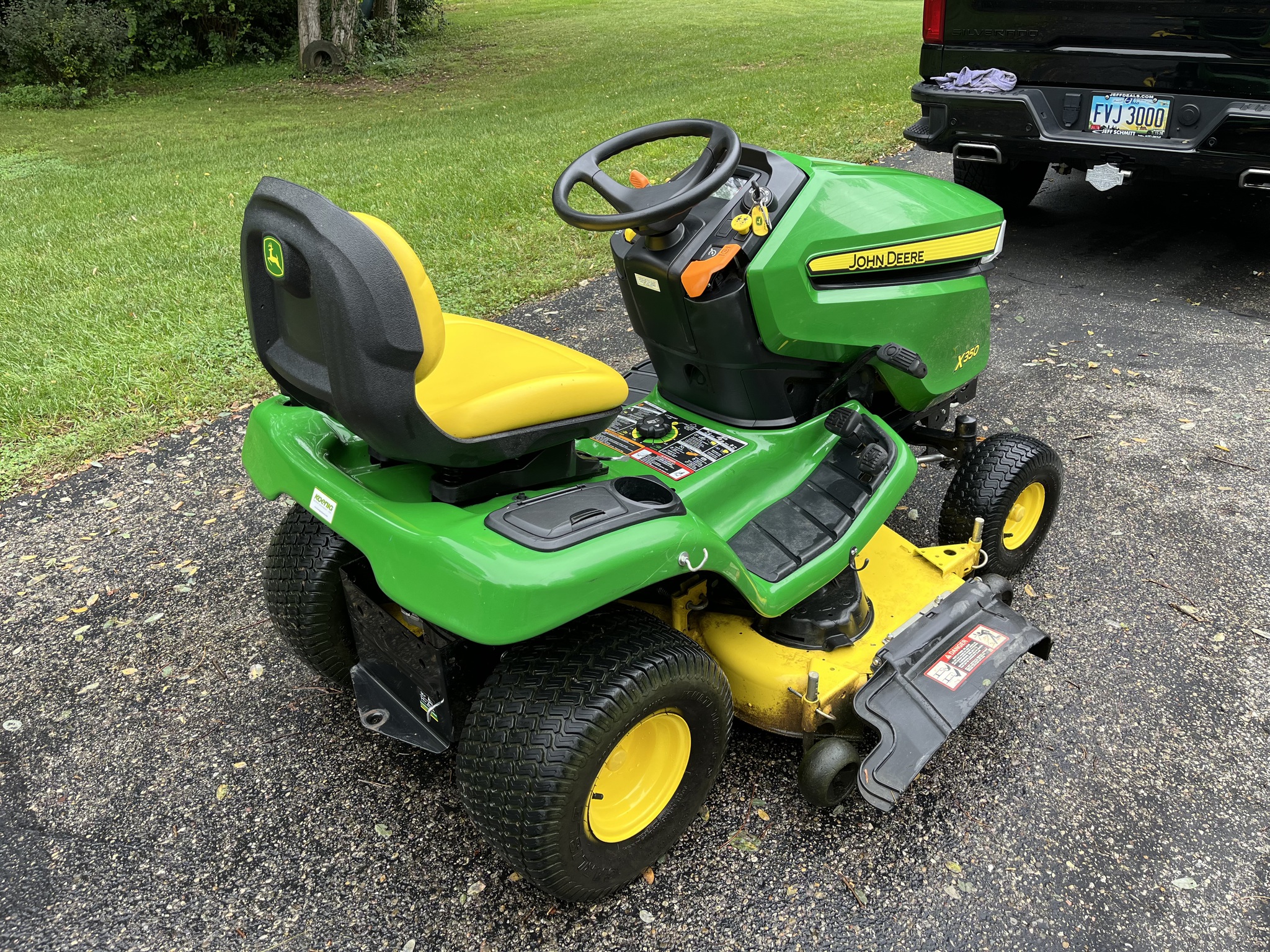 Used 2021 John Deere X350 Lawn & Garden Tractors at Koenig Equipment in Germantown, OH - PhotoXL4