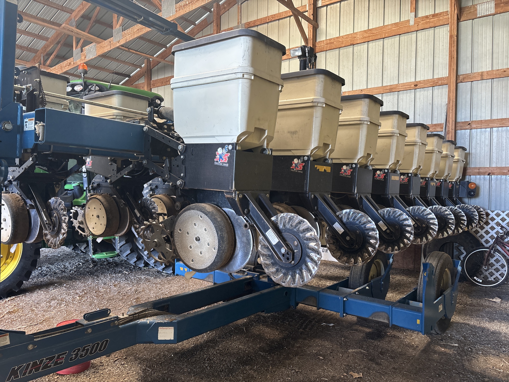 Used 2014 Kinze 3500 Planters: Drawn at Koenig Equipment in Urbana, OH - PhotoXL2