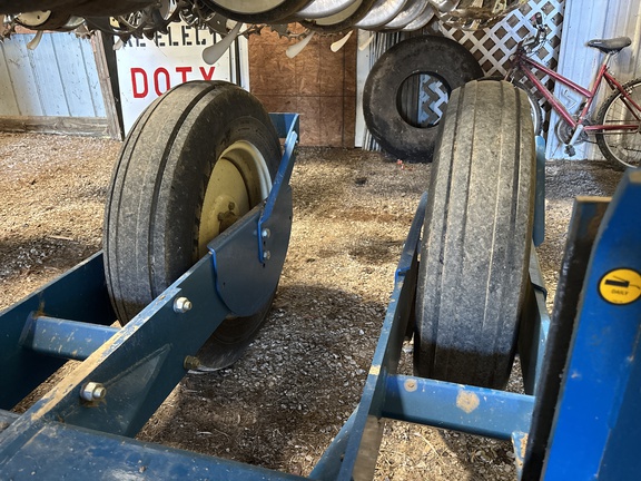 Used 2014 Kinze 3500 Planters: Drawn at Koenig Equipment in Urbana, OH - Photo15