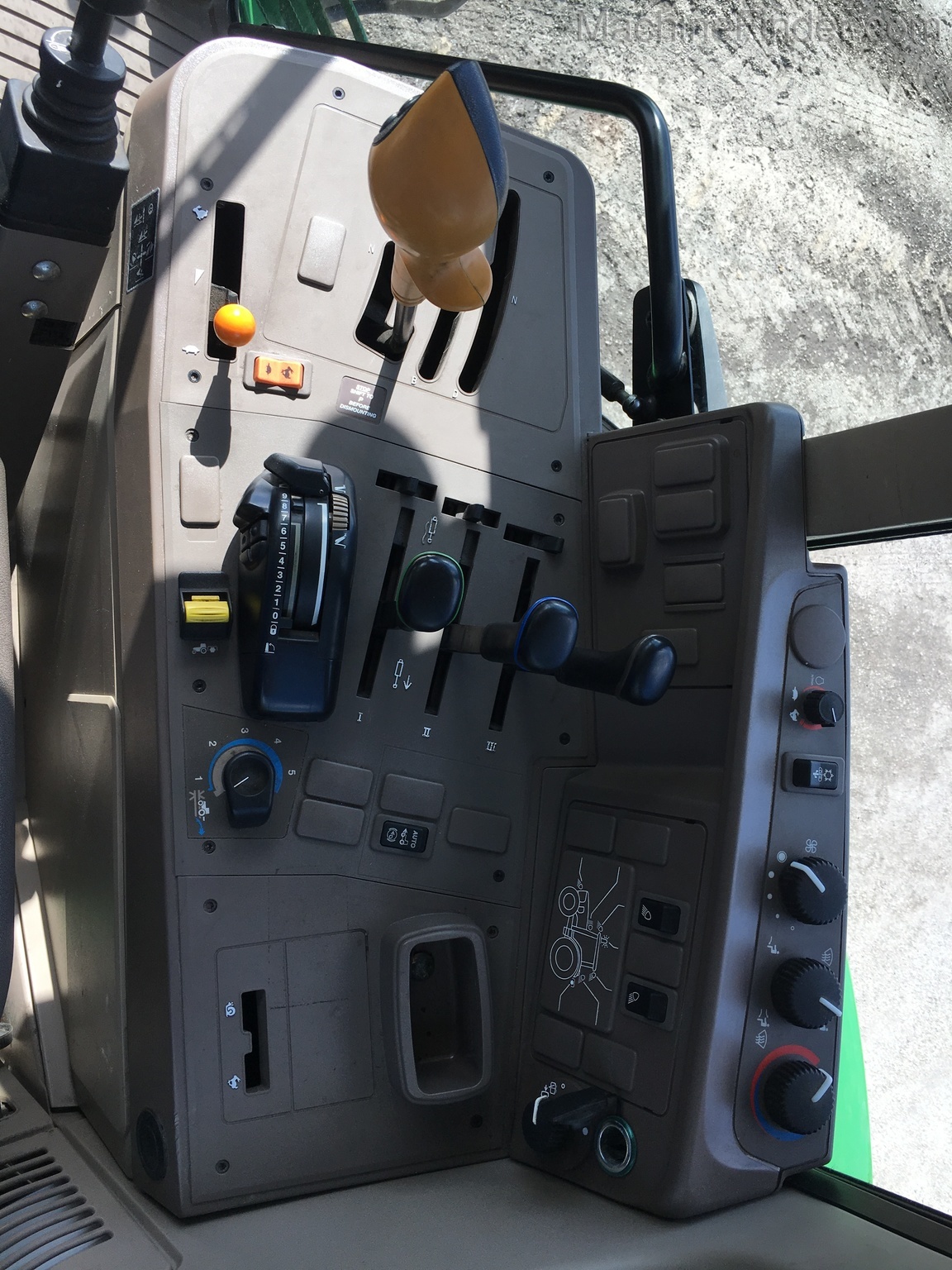 2016 John Deere 6155M Image 11