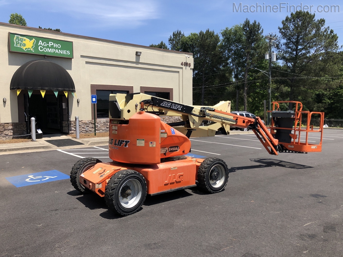 2013 JLG E450AJ Image 2