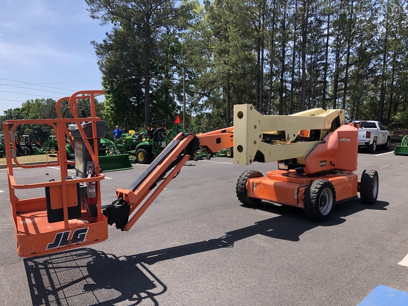 2013 JLG E450AJ Image 4