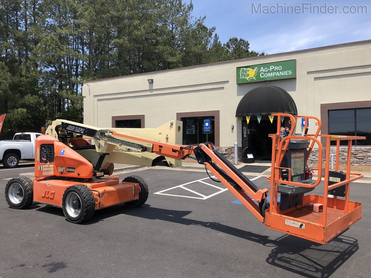 2013 JLG E450AJ Image 1