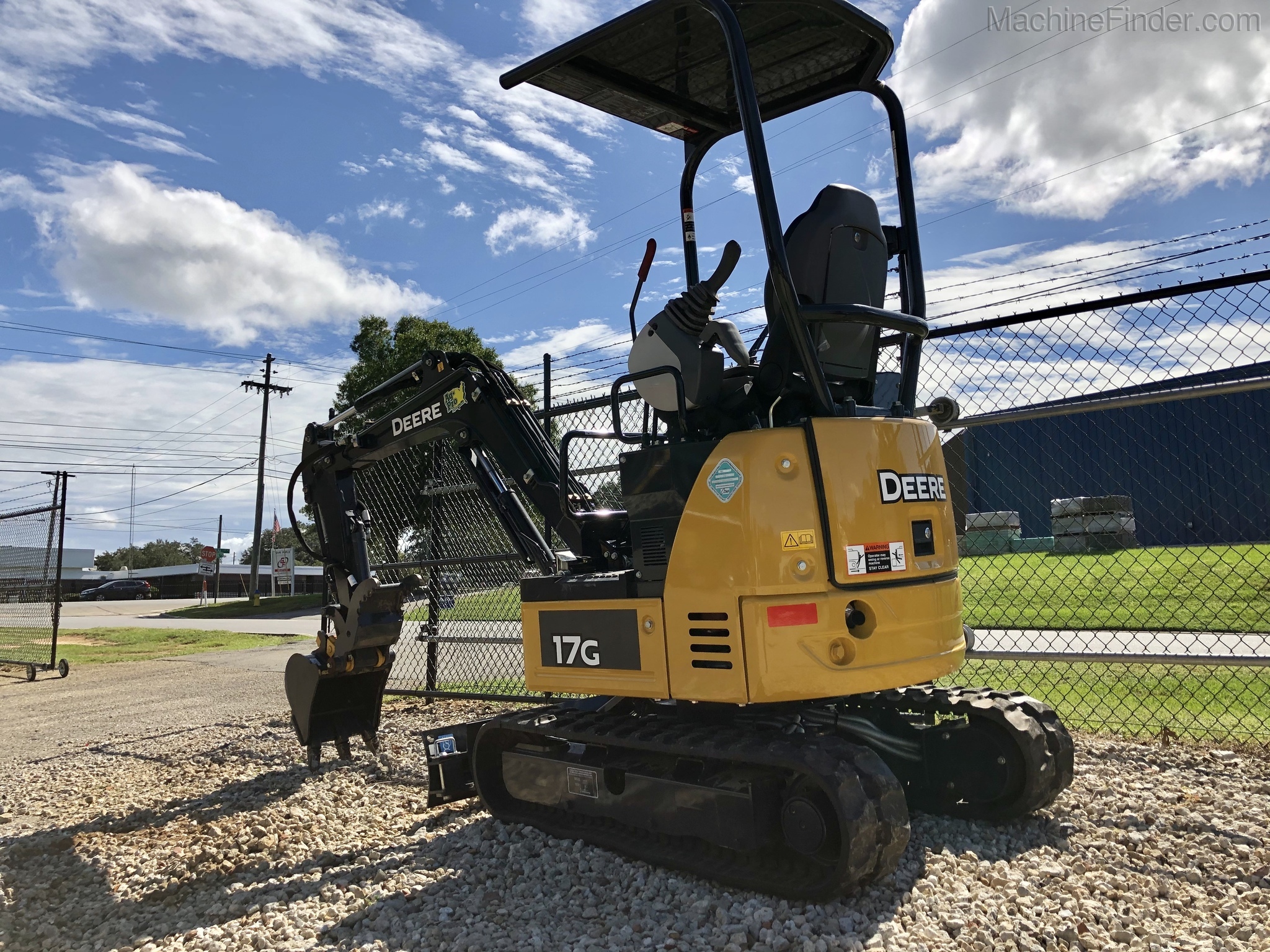 2020 John Deere 17G Image 3