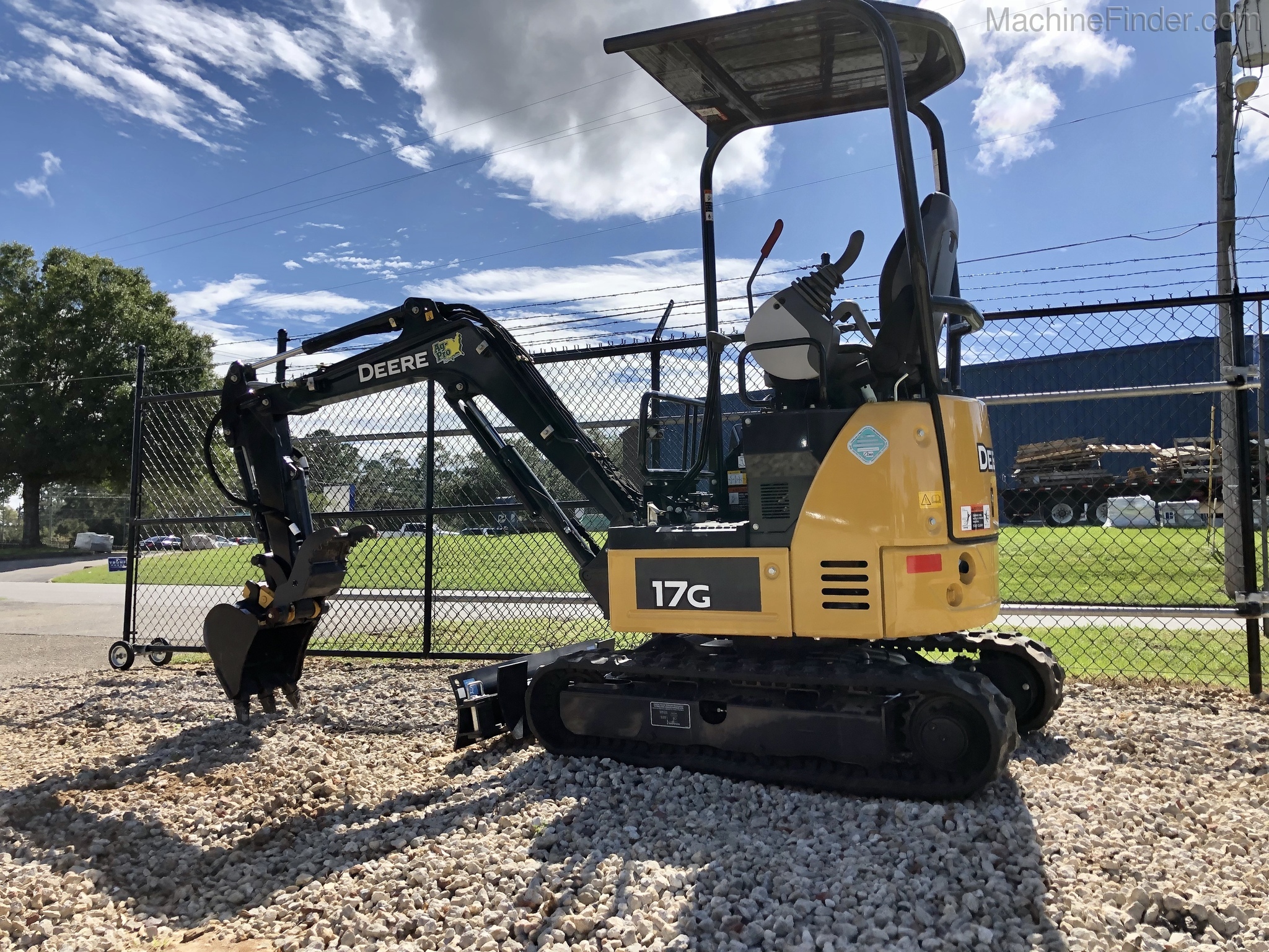 2020 John Deere 17G Image 2