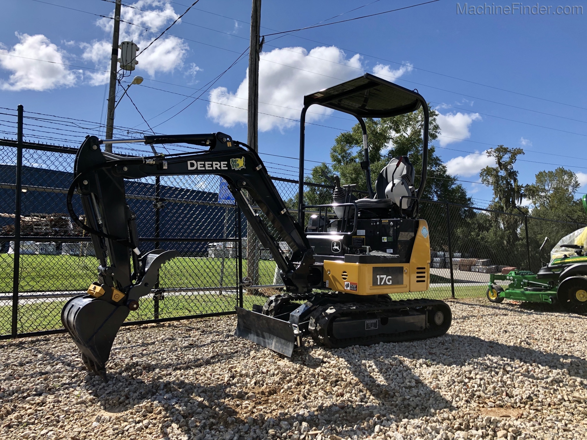 2020 John Deere 17G Image 1