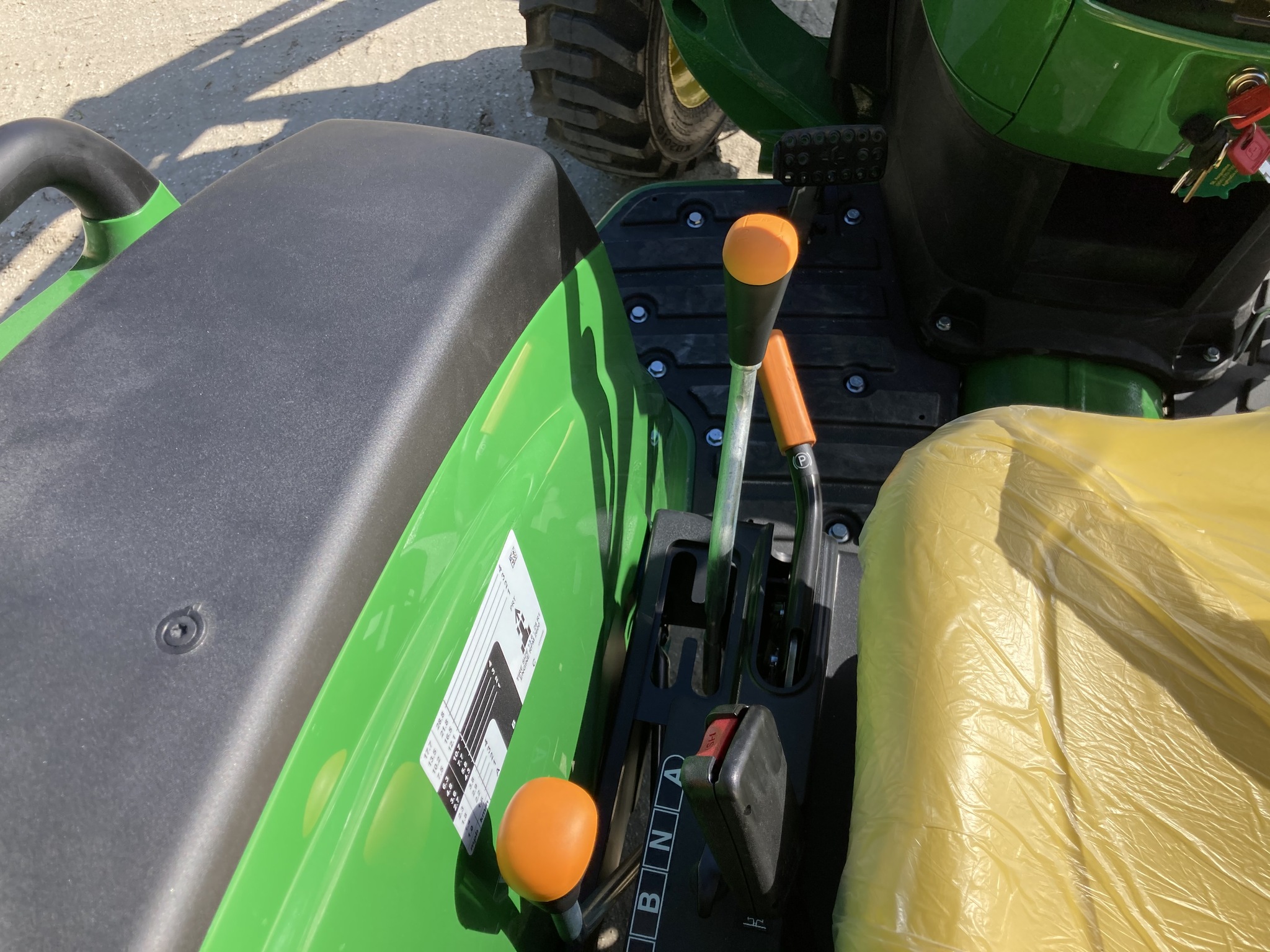 2023 John Deere 4044M Image 9