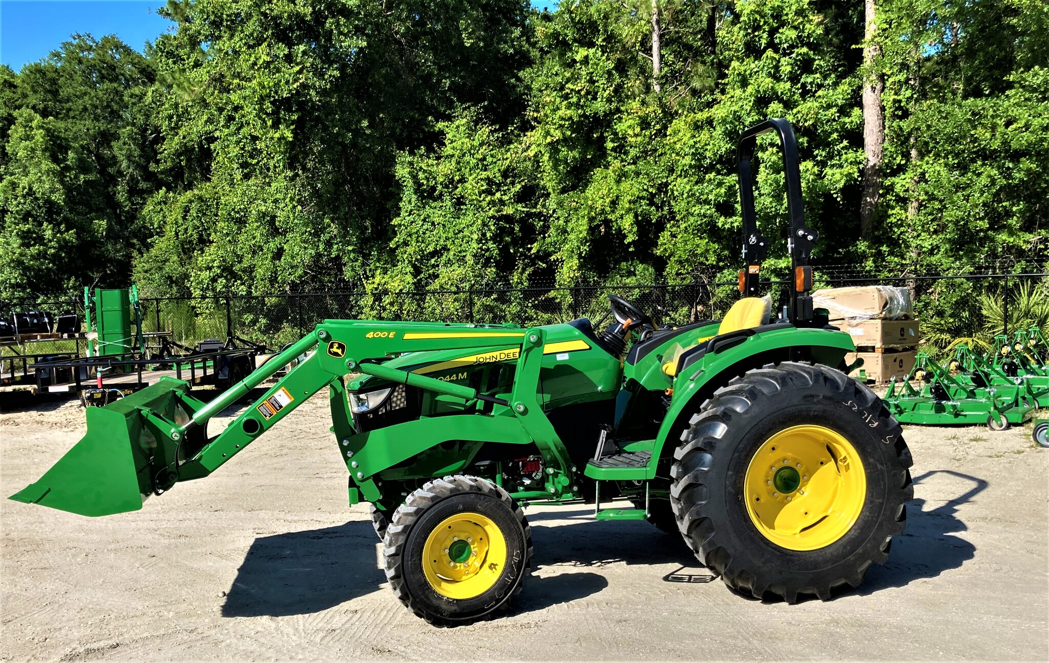 2023 John Deere 4044M Image 4