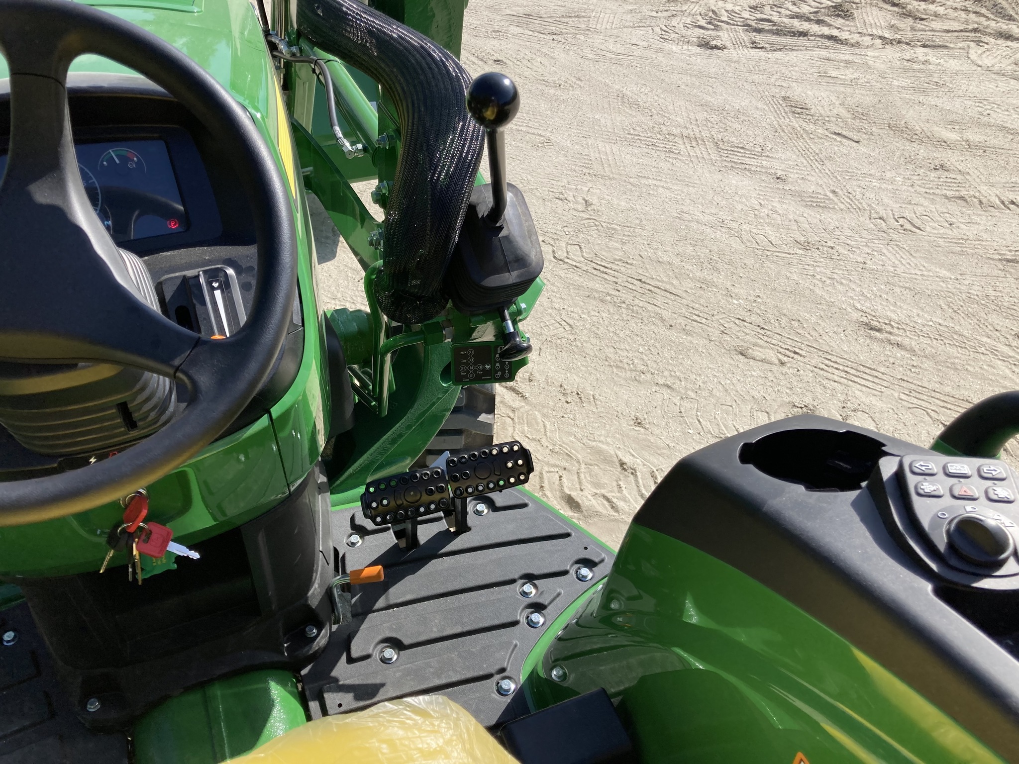 2023 John Deere 4044M Image 10