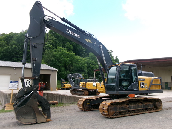 Photo of a 2022 John Deere 250GL