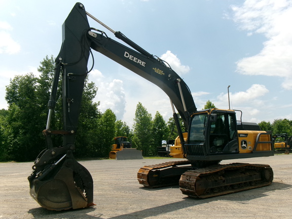 Photo of a 2022 John Deere 250GL