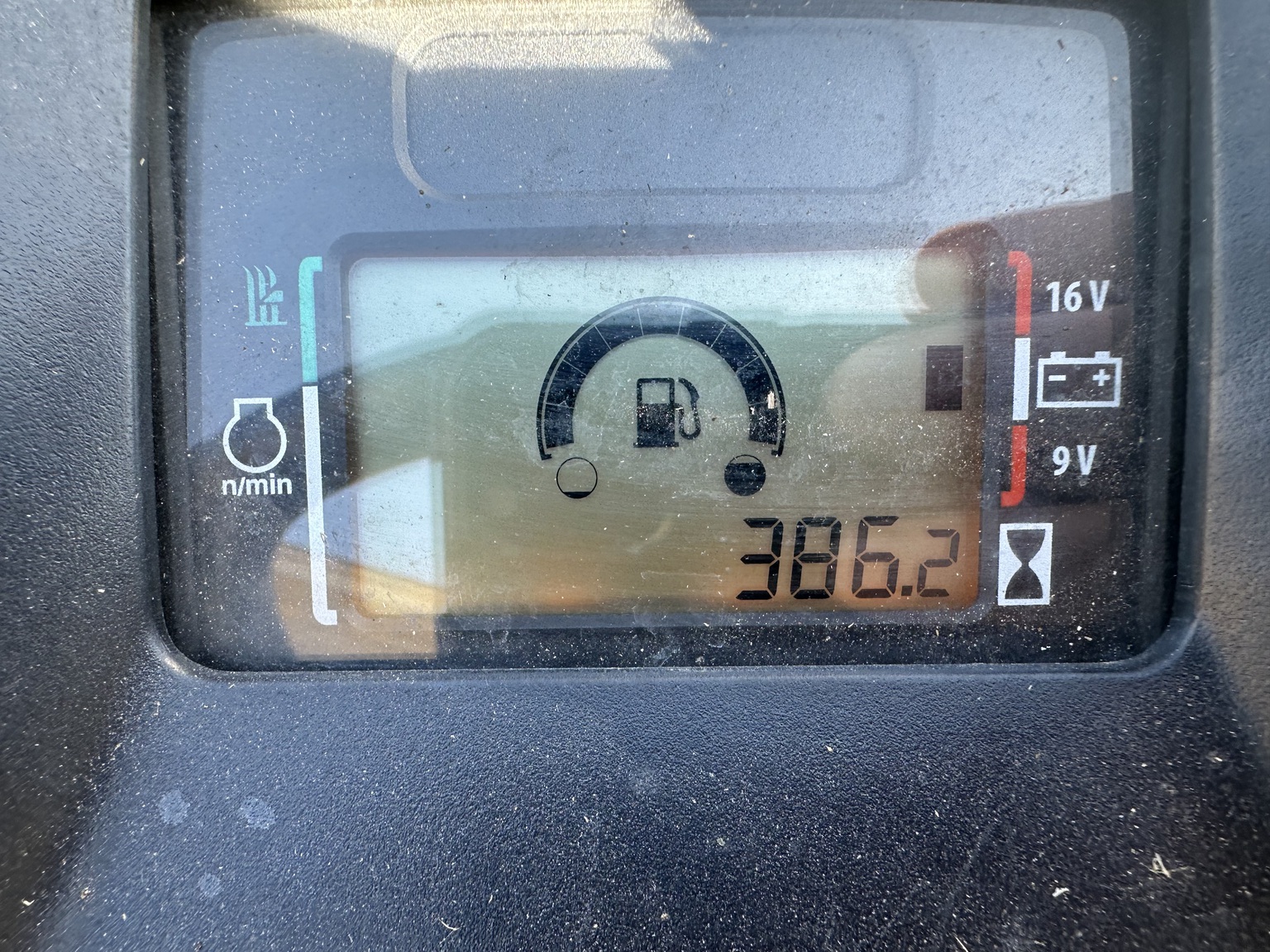 2017 John Deere X570 Image 12