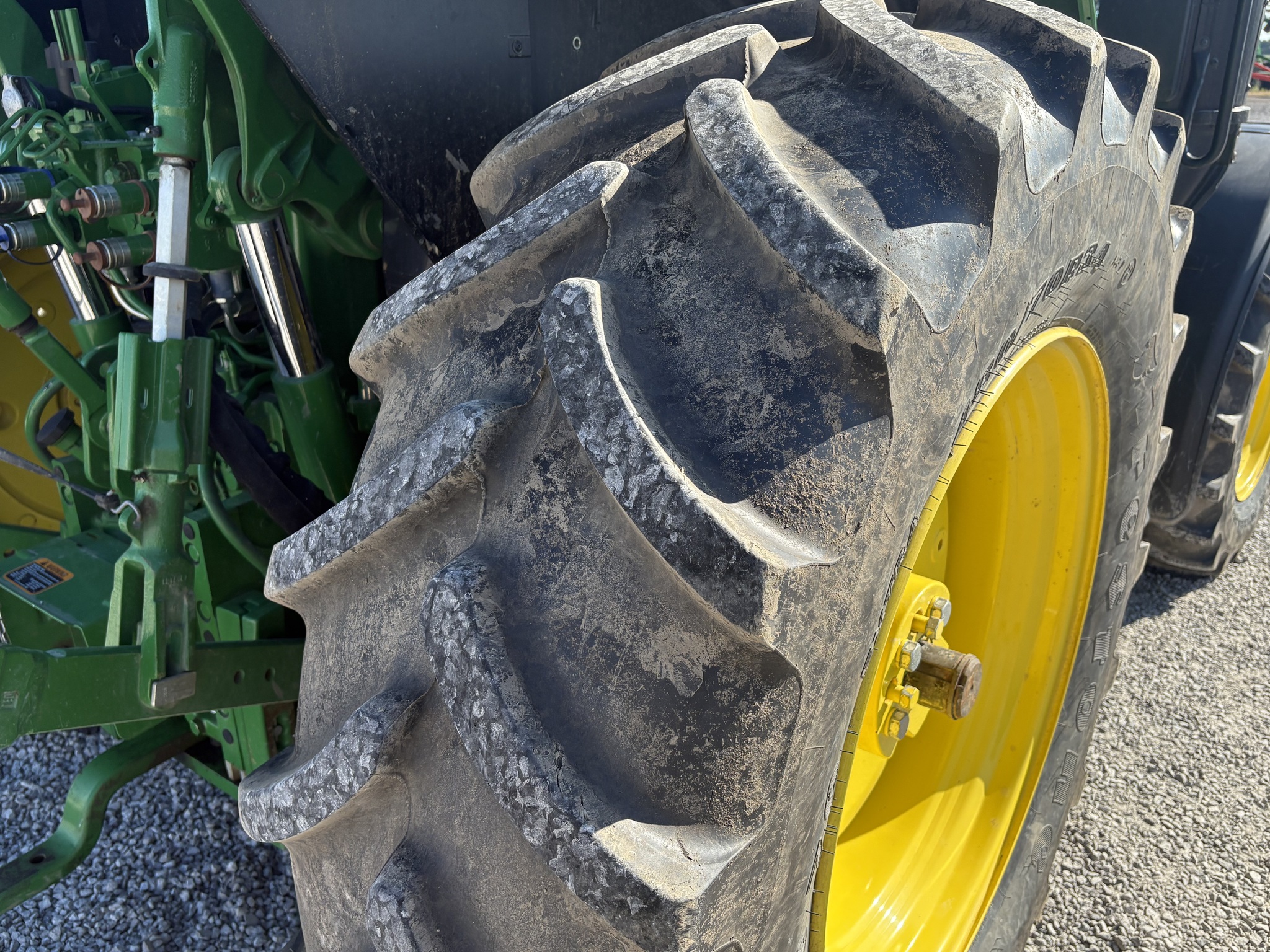 2022 John Deere 6120M Image 13