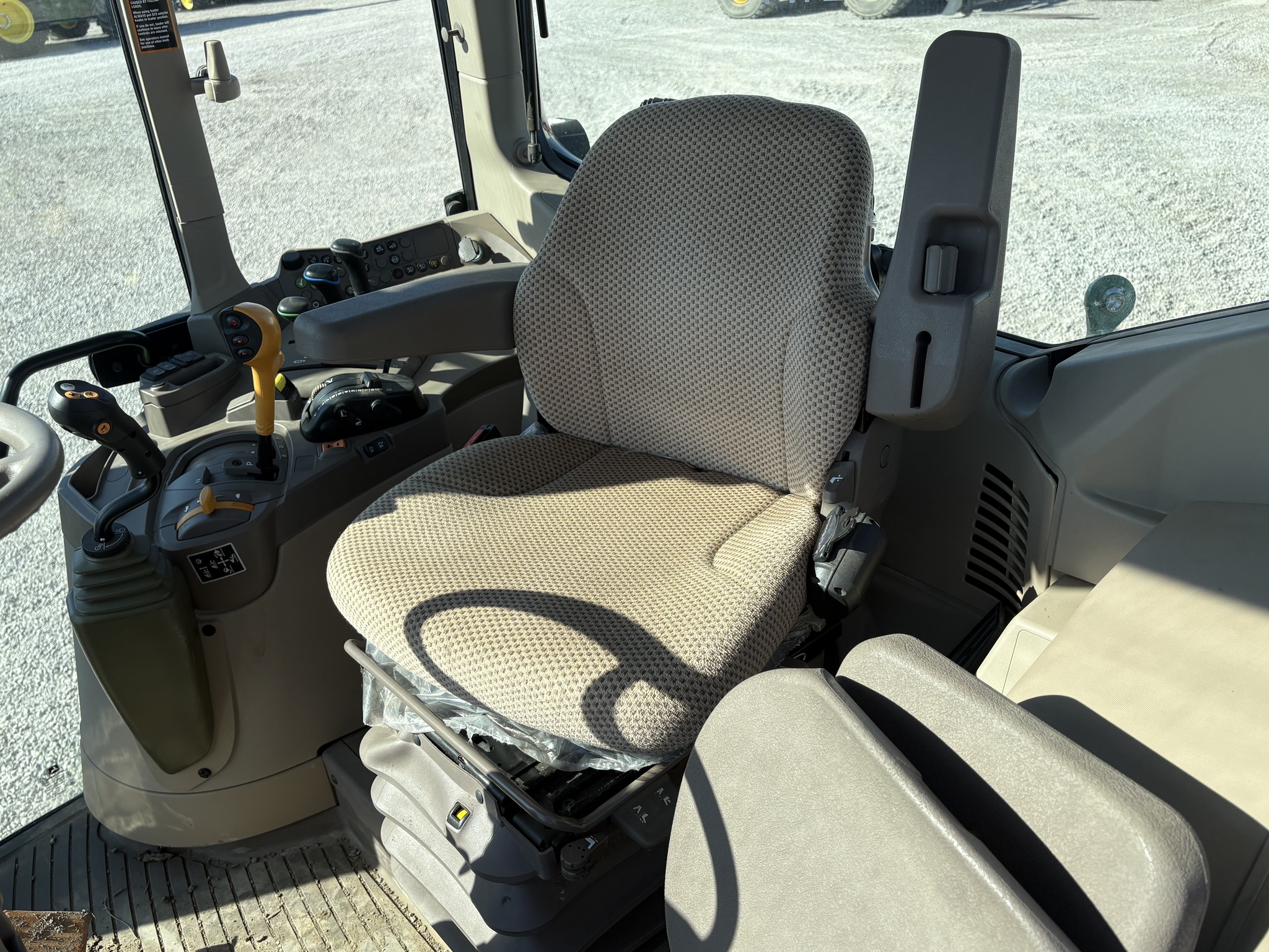 2022 John Deere 6120M Image 18
