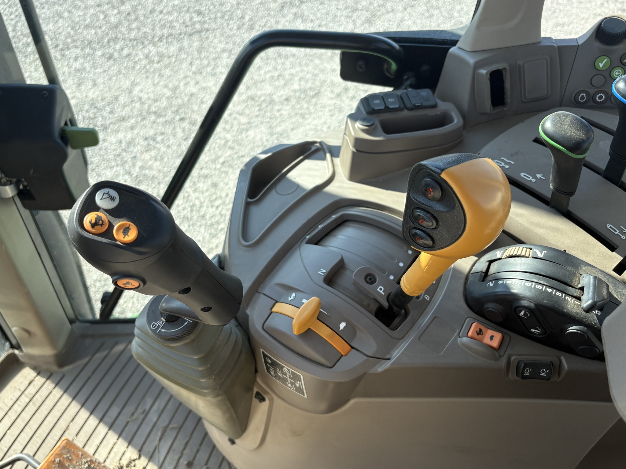 2022 John Deere 6120M Image 21