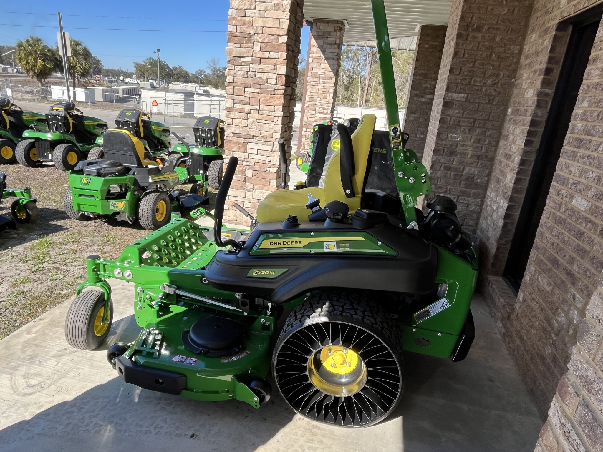 2025 John Deere Z930M Image 4