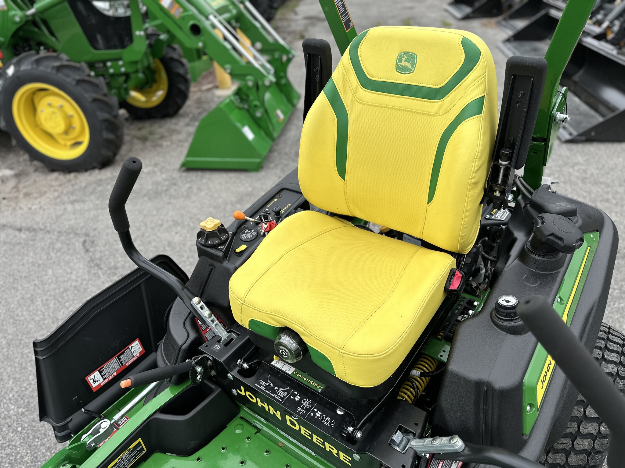 2025 John Deere Z920M Image 7