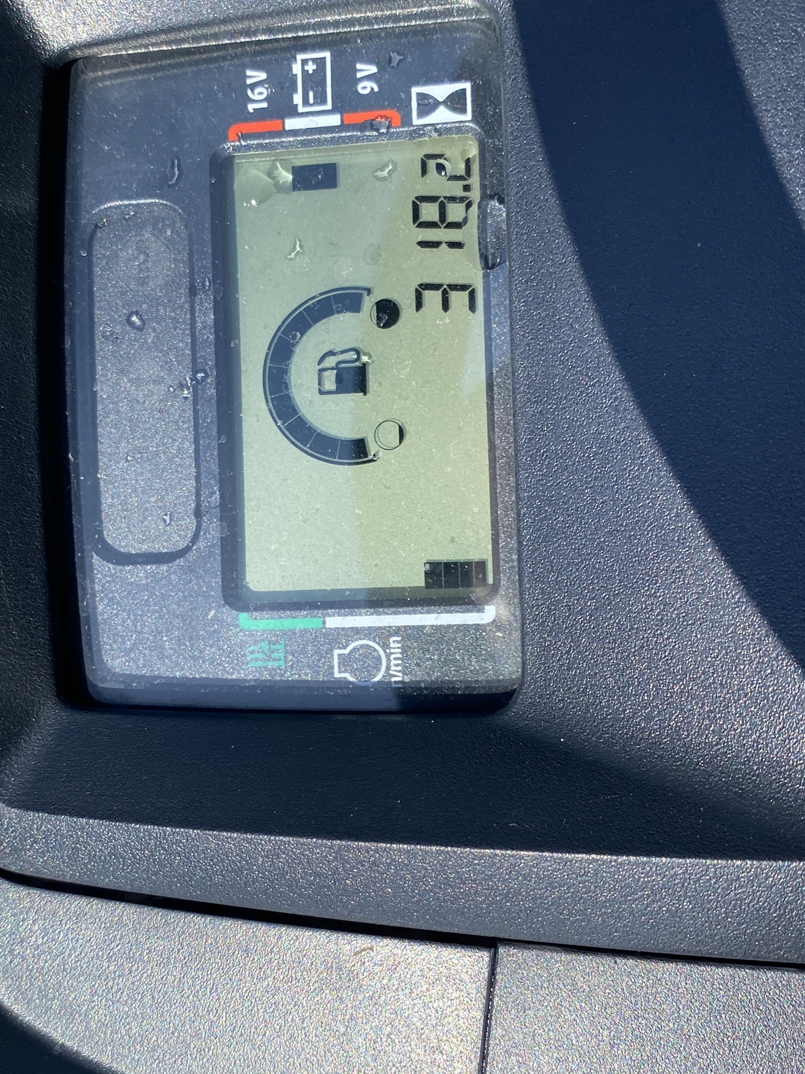 2019 John Deere X590 Image 10