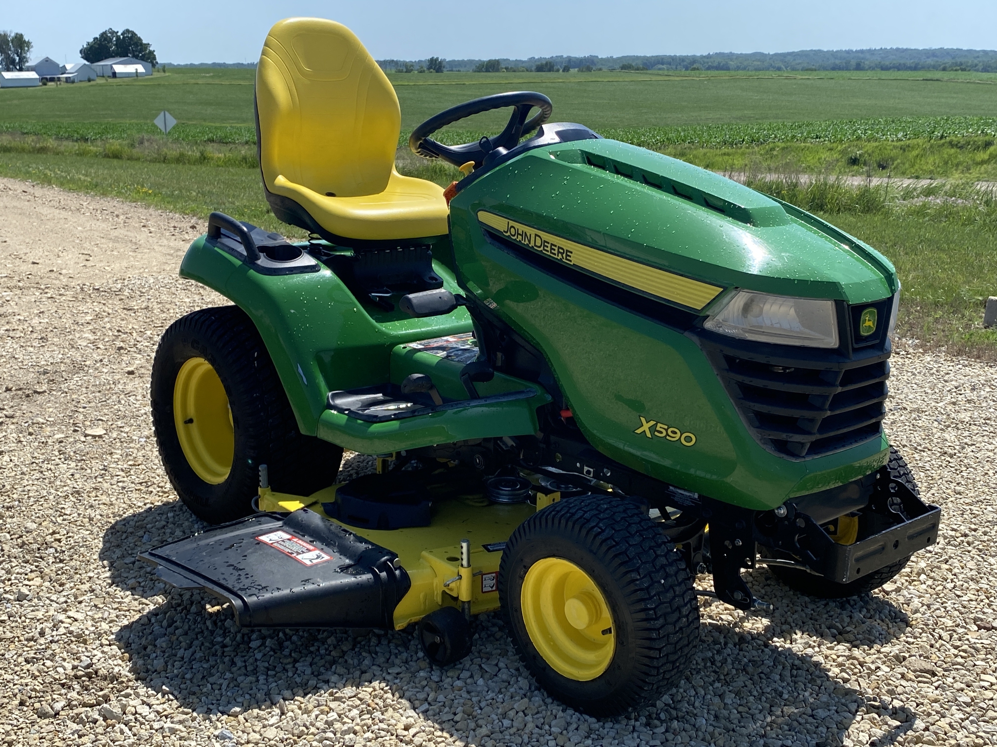 2019 John Deere X590 Image 3